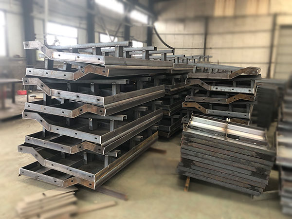 現(xiàn)澆防撞護欄模具