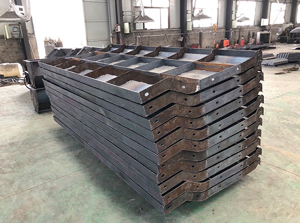 中央防撞護欄模具